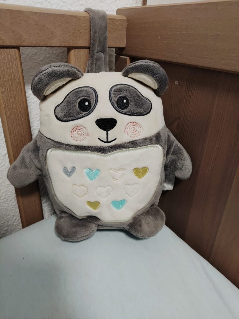 Este es Pip, el peluche de ruido blanco de mi hijo menor. 